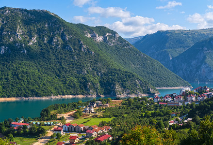 Pluzine镇和著名的Piva河峡谷及其奇妙的水库Piva湖PivskoJezero和Pluzine镇夏季景色在黑山自然旅行背图片