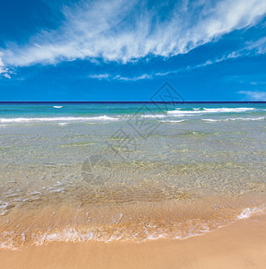 美丽的海浪夏天景色从沙滩图片