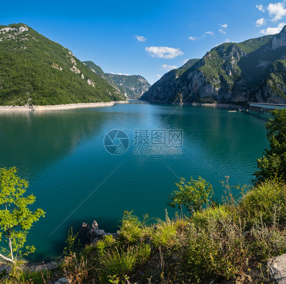 黑山著名的皮瓦河峡谷PivskoJezero夏季景色图片