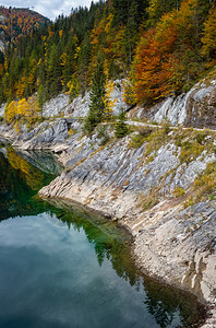 阳光明媚多彩的秋天高山风景和平的湖有清晰透明的水和反射戈索森或上奥地利州VordererGosausee湖图片