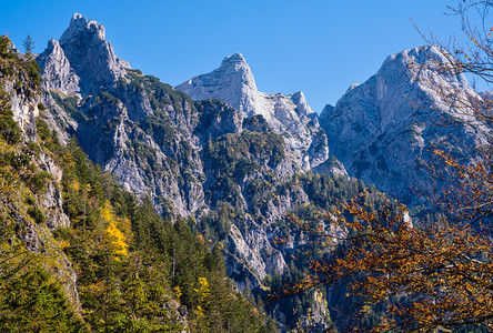 在奥地利北部阿尔姆西湖附近徒步旅行时和平的岩石山景图片