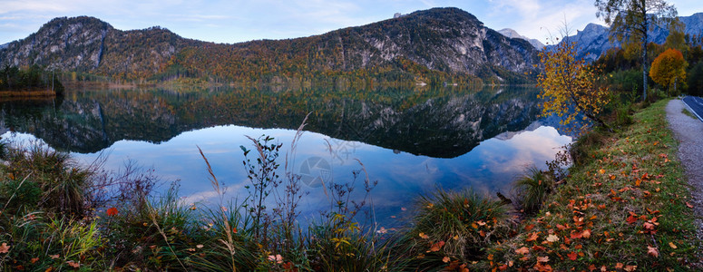 高山风景秋天傍晚和平的山湖水反射清晰透明上奥地利的阿尔姆西湖图片