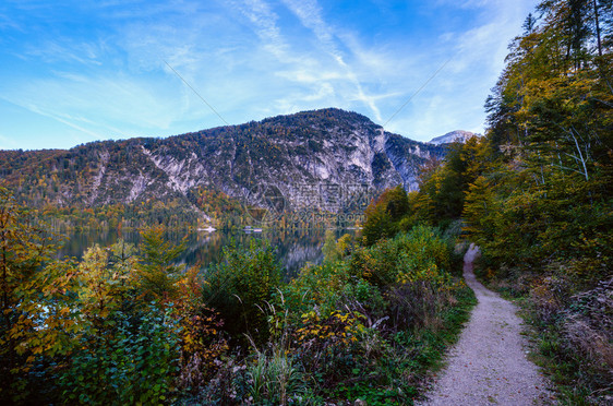 高山风景秋天傍晚和平的山湖水反射清晰透明上奥地利的阿尔姆西湖图片