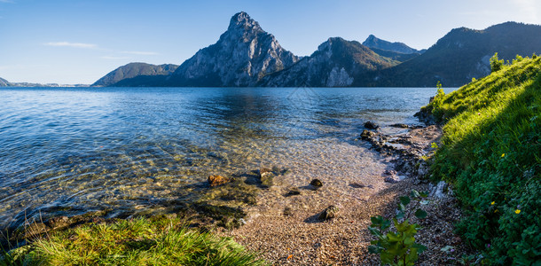 和平的秋天阿尔卑斯山湖早上全景观望着奥地利州遥远的特劳恩西湖和斯坦山图片