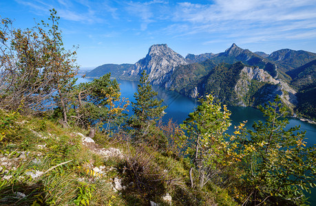 和平秋天阿尔卑斯山特劳恩西湖景图片