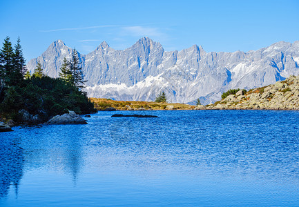 温尼秋天风景和平的山林湖有清晰透明的水和反射斯皮耶尔或镜湖ReiteralmSteiermark奥地利图片