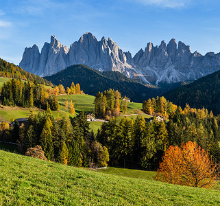 秋天的傍晚著名的意大利圣马格达莱纳白云石村周围景色在盖斯勒或奥德尔白云石山前岩石风景如画的旅游和乡村美景的概念场景图片