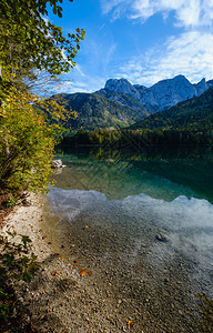 阳光明媚多彩的秋天风景和平的山湖水反射清晰上奥地利兰巴西恩湖图片