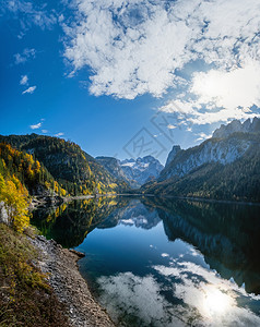 温和的多姿彩秋天风景和平的山湖水反射清晰透明Gosauseen或VordererGosausee湖上奥地利Dachstein峰顶图片