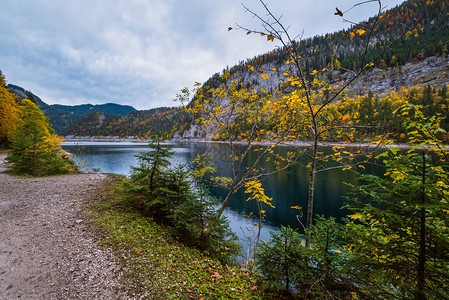Gossauseen或VordererGosausee湖上奥地利山湖的秋天风景多姿彩水和反射清晰透明图片
