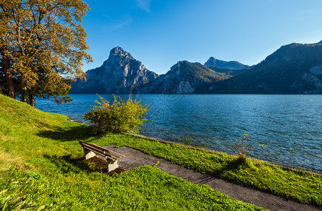和平的秋天阿尔卑斯山湖和安息地早上观望位于奥地利州遥远的特劳恩西湖和斯坦山图片