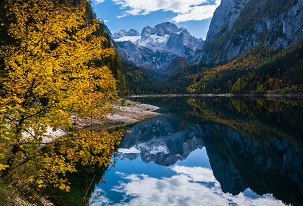 温和的多姿彩秋天风景和平的山湖水反射清晰透明Gosauseen或VordererGosausee湖上奥地利Dachstein峰顶图片