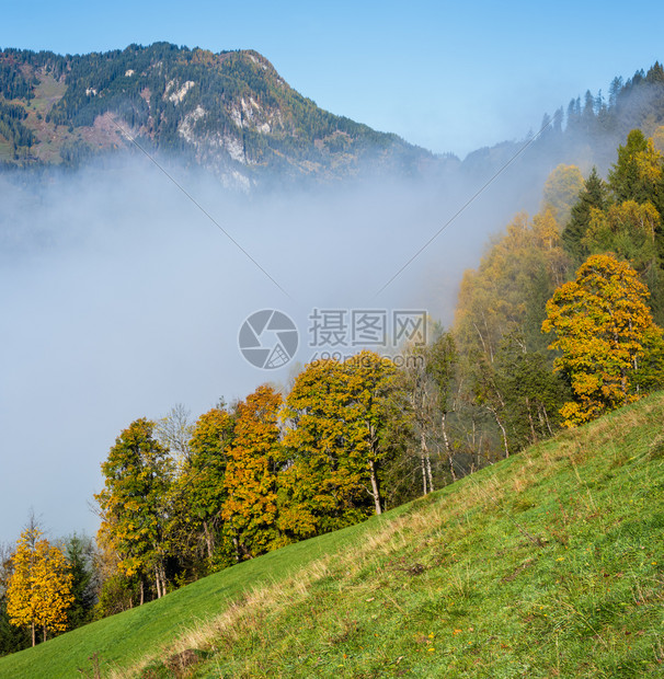 从多夫加斯坦到帕萨肯湖的徒步路上奥地利萨尔茨堡图象式徒步和季节概念场景图片