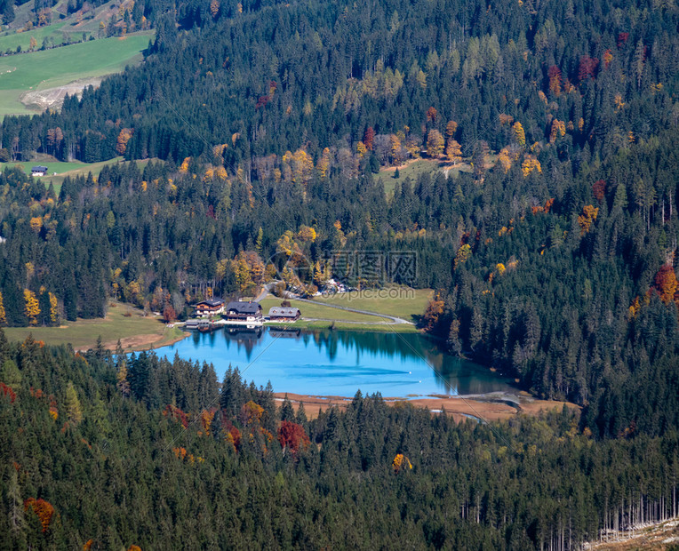 秋季阿尔卑斯山Jaegersee湖景从登山路径到Tappenkarsee克莱纳尔萨尔茨堡奥地利风景如画的徒步旅行季节自然美景的概图片