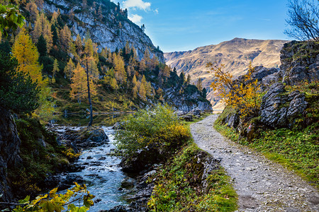 从山上登到TappenkarseeKleinarlLandSarz堡奥地利图象式登山季节和自然美貌概念场景图片