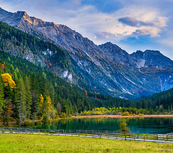 秋天傍晚阿尔卑斯山湖和上方峰克莱纳尔萨茨堡奥地利图片
