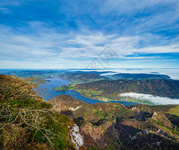 阿尔卑斯山湖从沙夫贝格的角度观察萨尔兹卡默古特上奥地利美丽的旅行徒步季节和自然美貌概念场景图片
