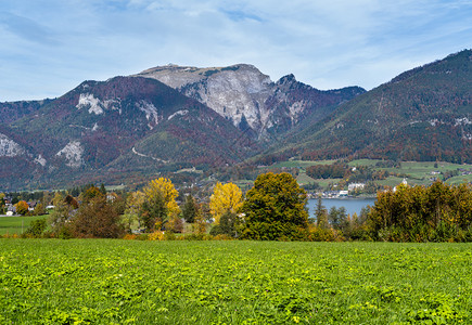 和平秋天阿尔卑斯山脉湖岸风景上奥地利州萨尔兹卡默古特沃夫冈西湖图片