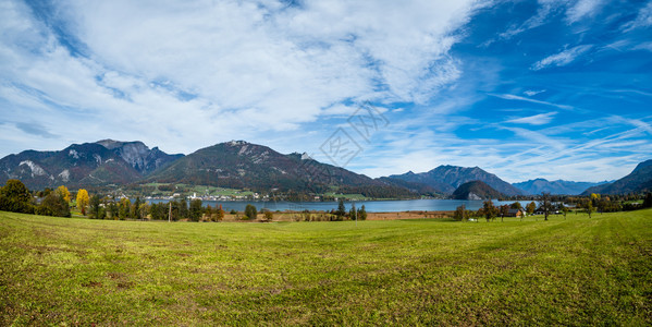 和平秋天阿尔卑斯山脉湖岸风景上奥地利州萨尔兹卡默古特沃夫冈西湖图片