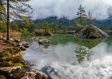 德国乌施兰阿尔卑斯山巴伐利亚阿尔卑斯山高秋天湖Hintersee贝希特斯加登公园德乌茨兰图画旅行季节和自然美容概念场景图片
