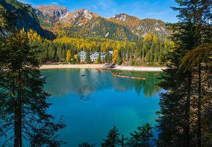 秋天和平的阿尔卑斯山湖布赖或野赛多洛米特斯阿尔卑山意大利欧洲人们不可否认图画旅行季节和自然美貌概念场景图片