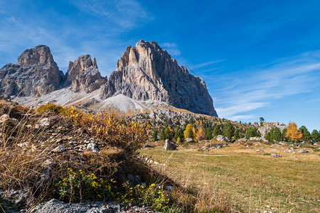 秋天高山多洛米景意大利苏斯蒂罗尔SellaPass附近的和平景象摄影旅行季节自然和农村美貌概念场景图片