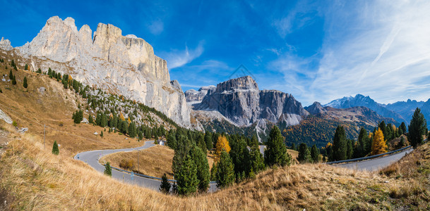 秋天高山多洛米景意大利苏斯蒂罗尔SellaPass附近的和平景象摄影旅行季节自然和农村美貌概念场景图片