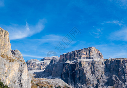 秋天高山多洛米景意大利苏斯蒂罗尔SellaPass附近的和平景象摄影旅行季节自然和农村美貌概念场景背景图片