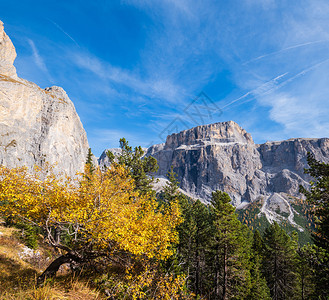 秋天高山多洛米景意大利苏斯蒂罗尔SellaPass附近的和平景象摄影旅行季节自然和农村美貌概念场景图片