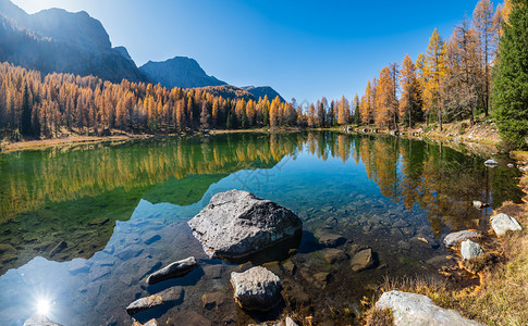 圣佩莱格里诺山口附近的秋天阿尔卑斯山湖意大利特伦蒂诺多洛米特阿尔卑斯图片旅行季节和自然美貌概念场景背景图片