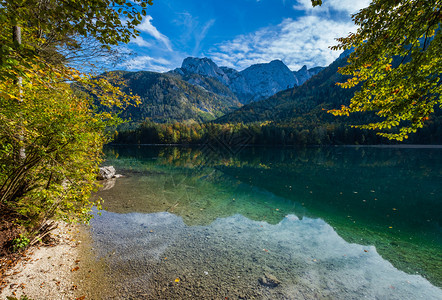 阳光明媚多彩的秋天风景和平的山湖水反射清晰上奥地利兰巴西恩湖图片