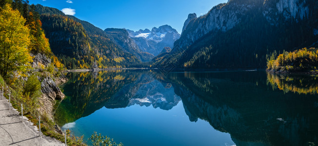 温和的多姿彩秋天风景和平的山湖水反射清晰透明Gosauseen或VordererGosausee湖上奥地利Dachstein峰顶图片