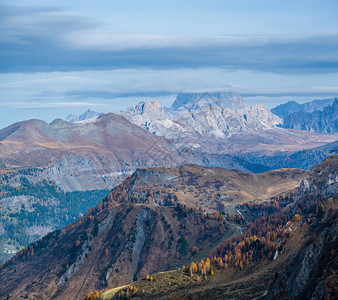 在意大利特伦蒂诺PordoiPass附近的阿尔卑斯山景照片穿梭季节自然和乡村美容概念场景图片