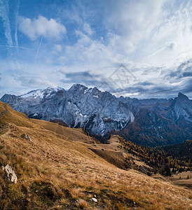 登山路上的阿尔卑斯山丘多洛米景BetwenPordoPass和Fedaia湖意大利特伦蒂诺SnowyMarmoladamassi图片