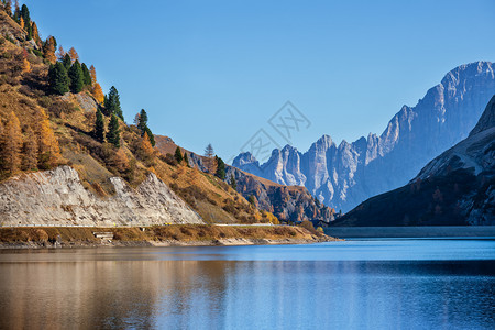 阿尔卑斯山丘意大利特伦蒂诺多洛米特斯阿尔卑图画旅行季节和自然美景概念场图片