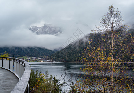 阿尔卑斯州蒂罗奥地利山高秋天湖Achensee摄影旅行季节和自然美景概念场图片