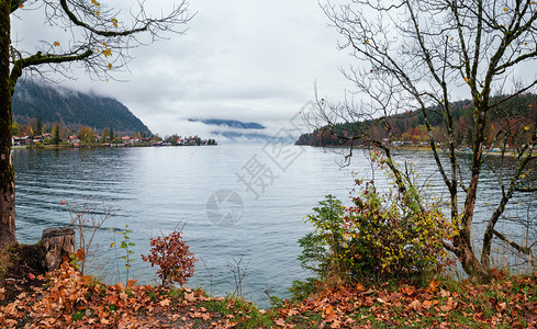 高山秋天在沃肯西湖Walchensee的夜景下科切尔巴伐利亚德国摄影旅行季节和自然美观的场景图片