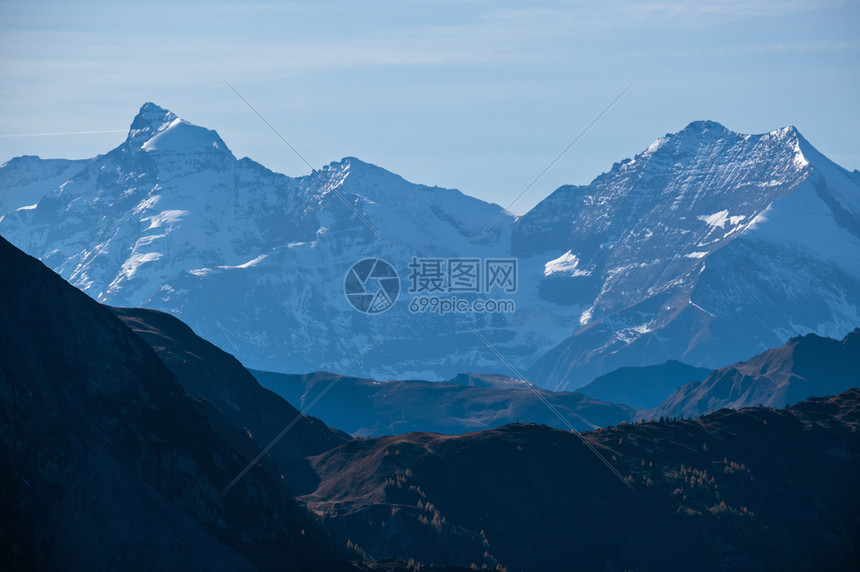 阿尔卑斯山从多夫加坦到帕阿尔肯湖的徒步之路奥地利萨尔茨堡图画式的徒步季节自然的美丽概念场景图片