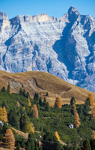 秋天高山多洛米景意大利苏斯蒂罗尔花园口附近的和平景象摄影旅行季节自然和农村美貌概念场景图片