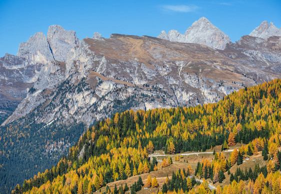 秋天高山多洛米景意大利苏斯蒂罗尔花园和塞拉山口附近的和平景象摄影旅行季节自然和农村美貌概念场景图片