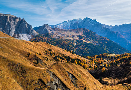 秋天高山多洛米景意大利苏斯蒂罗尔SellaPass附近的和平景象摄影旅行季节自然和农村美貌概念场景图片