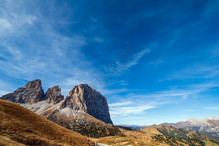 秋天高山多洛米景意大利苏斯蒂罗尔SellaPass附近的和平景象摄影旅行季节自然和农村美貌概念场景图片