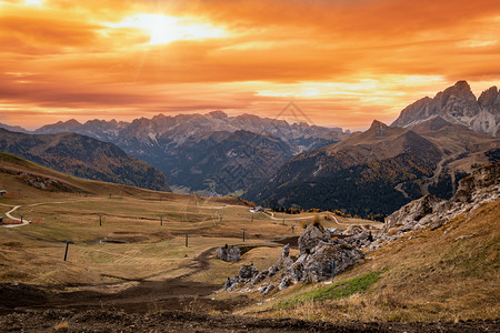 在意大利特伦蒂诺PordoiPass附近阿尔卑斯山丘Dolomite山景戏剧化的日落场景照片穿梭季节自然和乡村美容概念场景图片