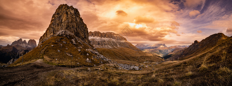 在意大利特伦蒂诺PordoiPass附近阿尔卑斯山丘Dolomite山景戏剧化的日落场景照片穿梭季节自然和乡村美容概念场景图片