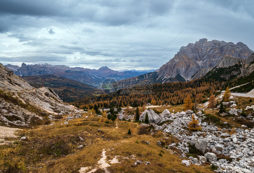 高山多洛密斯景和平的瓦尔帕罗拉路景贝卢诺意大利图片
