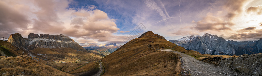 阿尔卑斯山多洛米特从远处登的路BetwenPordoPass和Fedaia湖意大利特伦蒂诺SnowyMarmoladamassi图片