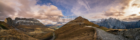 阿尔卑斯山多洛米特从远处登的路BetwenPordoPass和Fedaia湖意大利特伦蒂诺SnowyMarmoladamassi图片