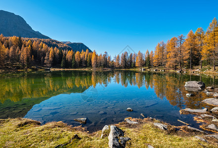 圣佩莱格里诺山口附近的秋天阿尔卑斯山湖意大利特伦蒂诺多洛米特阿尔卑斯图片旅行季节和自然美貌概念场景图片