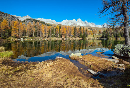 圣佩莱格里诺山口附近的秋天阿尔卑斯山湖意大利特伦蒂诺多洛米特阿尔卑斯图片旅行季节和自然美貌概念场景图片