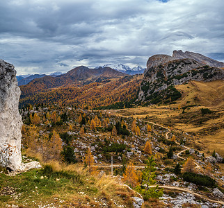 高山多洛米景和平的瓦尔帕罗拉路景意大利的贝卢诺远处斯马莫拉达基夫和冰川图片